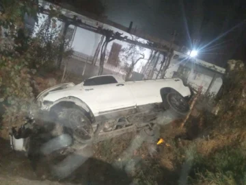 Una camioneta se despistó y cayó a un zanjón en Rawson