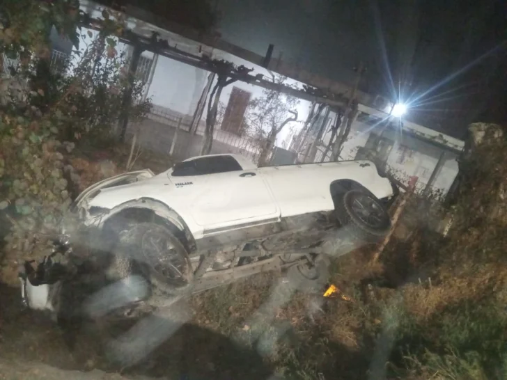 Una camioneta se despistó y cayó a un zanjón en Rawson