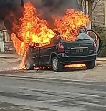 Susto en Albardón: un auto ardió en llamas