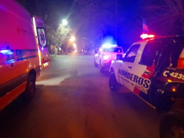 Violento choque en Pocito: Una motociclista impactó contra un árbol