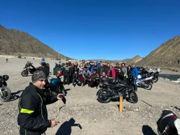 Una caravana bajo la luna: motoviajeros se preparan para rodar hasta Ischigualasto