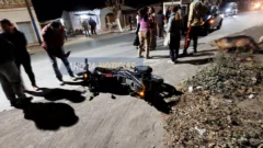 Fuerte choque entre un auto y una moto dejó a un hombre hospitalizado