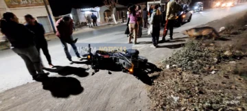Fuerte choque entre un auto y una moto dejó a un hombre hospitalizado