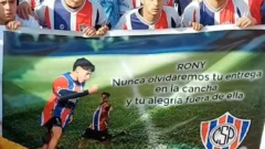 Video: Entre camisetas y abrazos, Peñarol despidió con emoción a Roni Arias
