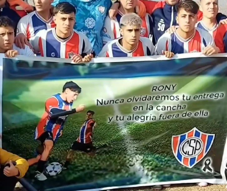 Video: Entre camisetas y abrazos, Peñarol despidió con emoción a Roni Arias