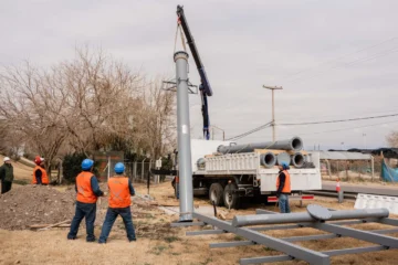 Ruta solar en marcha: comenzaron a montar las megaestructuras en Circunvalación