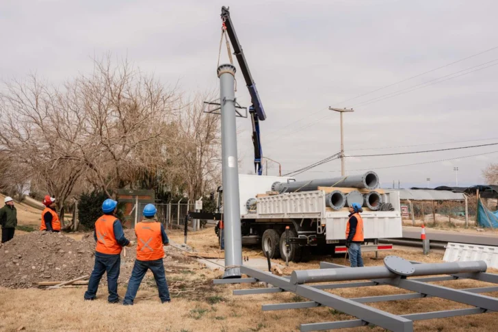 Ruta solar en marcha: comenzaron a montar las megaestructuras en Circunvalación