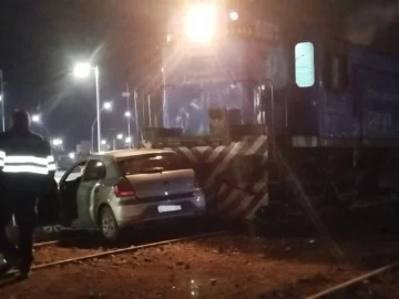 Aparatoso choque entre auto y tren en Caucete
