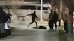 Apremios ilegales: captaron a un policía mendocino pateándole la cabeza a un joven
