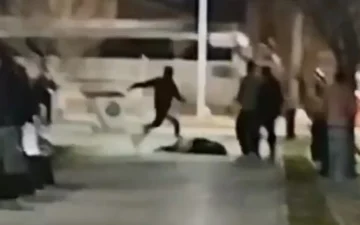 Apremios ilegales: captaron a un policía mendocino pateándole la cabeza a un joven