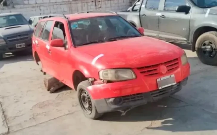 Abandonado y sin ruedas: hallaron en San Juan un auto robado en Mendoza