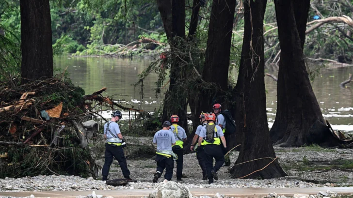 Inundaciones devastadoras en Texas: 43 muertos y niños desaparecidos