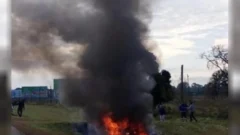 Dos muertos tras quedar atrapados en un auto en llamas