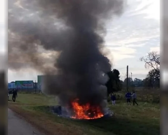 Dos muertos tras quedar atrapados en un auto en llamas