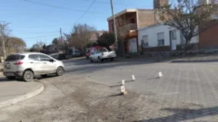 Chocó con su moto, su novia se fracturó la pierna y la dejó en la calle