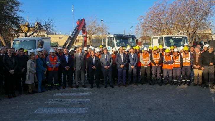 Orrego entregó 10 movilidades y máquinas para OSSE