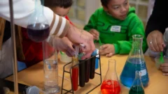 Ciencia y diversión con slime conquistaron la Legislatura