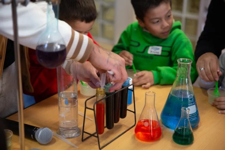 Ciencia y diversión con slime conquistaron la Legislatura