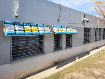 Alumnos sanjuaninos hicieron un alero con botellas para evitar el calor y llegó hasta Guatemala