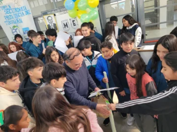 Alumnos sanjuaninos realizaron una emotiva despedida a un querido profesor que se jubiló