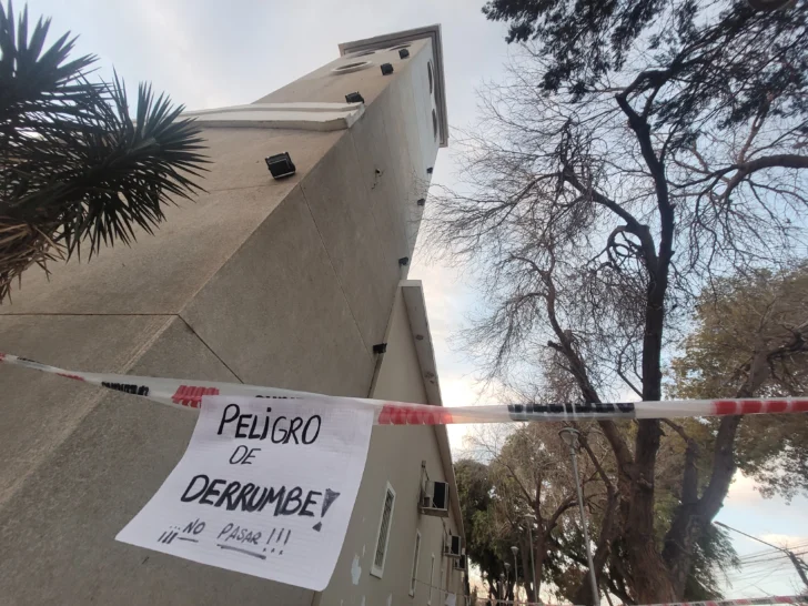 El campanil de la parroquia de Santa Lucía presenta daños en la mampostería