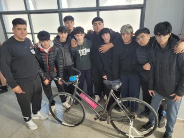 Estudiantes sanjuaninos construyeron una bicicleta fija inteligente para mejorar la salud escolar