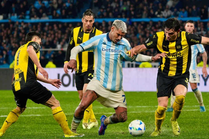 Racing remontó y clasificó a cuartos de final de la Copa Libertadores