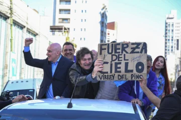 Atacaron a Javier Milei, Karina y Espert durante una caravana en Lomas de Zamora