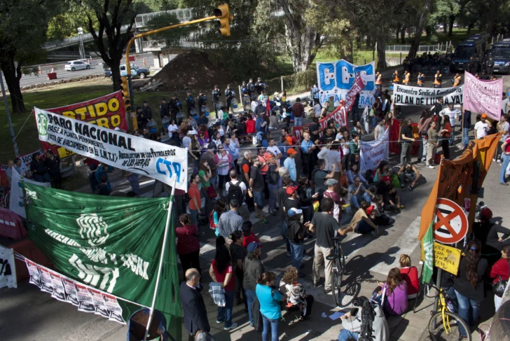 Docentes y no docentes de la UBA inician un paro por recomposición salarial