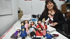 Romina Moreno, la sanjuanina que convirtió los retazos en muñecos con historia y hoy enseña a emprender