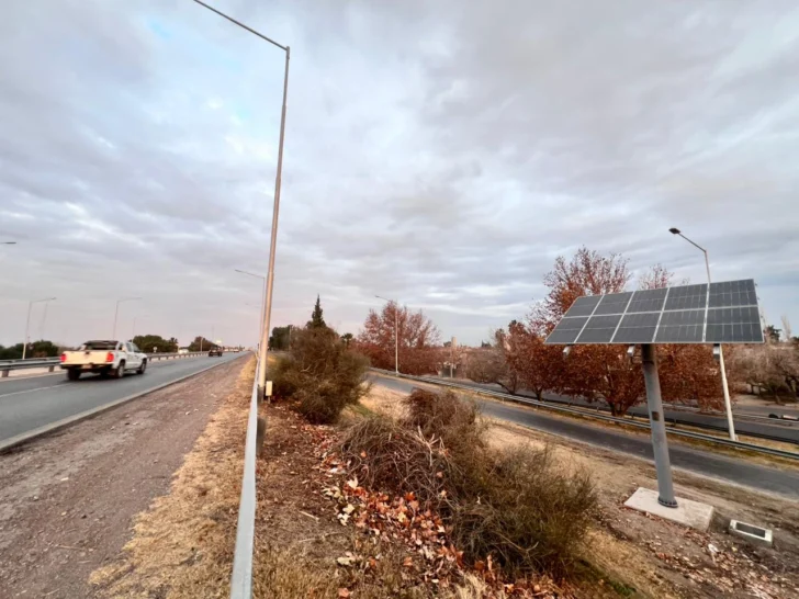La Avenida de Circunvalación ya luce sus primeros paneles solares para ser 100% sustentable