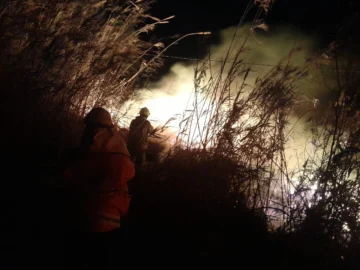 Bomberos combatieron un incendio lindero a una escuela en Pocito