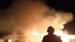Impactante incendio avanzó en la zona de Ruta 40 y amenazó a viviendas cercanas