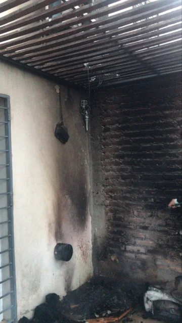 En medio del temporal, una vivienda en Rawson sufrió daños tras un incendio