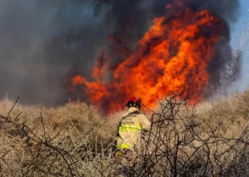 Lograron sofocar un impactante incendio que amenazaba a 4 viviendas