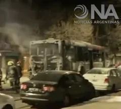 Se prendió fuego un colectivo con pasajeros a bordo