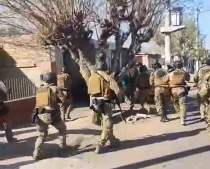 Video: así fue el despliegue policial para desbaratar un kiosco de droga en Rivadavia