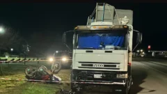 Un joven murió tras chocar su moto contra un camión estacionado