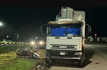 Un joven murió tras chocar su moto contra un camión estacionado
