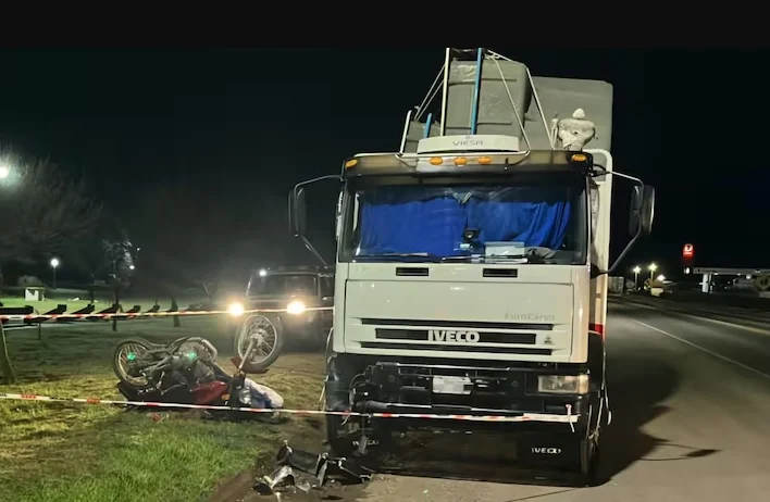 Un joven murió tras chocar su moto contra un camión estacionado