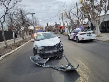 Violento choque en Rivadavia: una motociclista terminó en el hospital