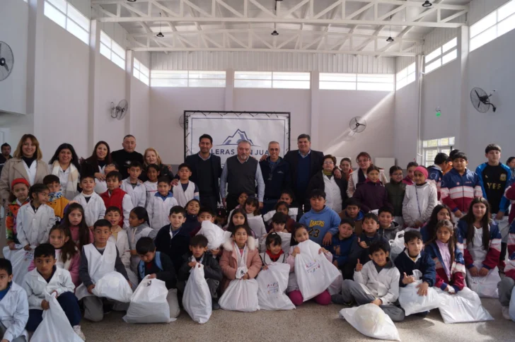Día del Niño: Caleras San Juan sorprendió con regalos a 3 escuelas