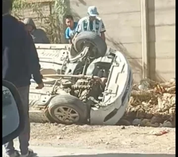 Violento vuelco en La Bebida: un auto cayó a un canal