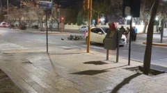 Una moto y un auto protagonizaron un violento choque en pleno microcentro