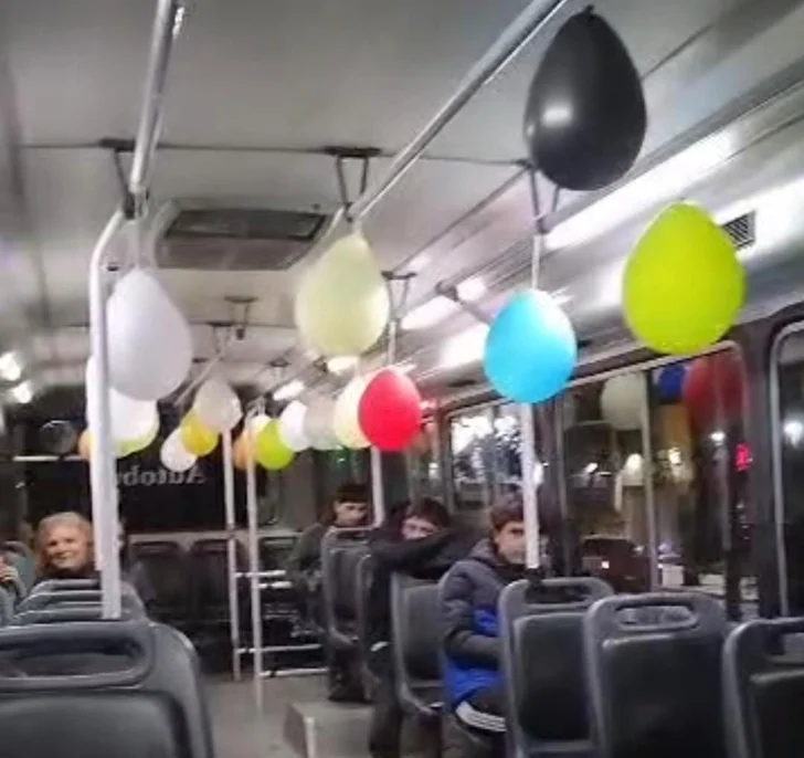 Un chofer sanjuanino decoró su colectivo y alegró el día a todos