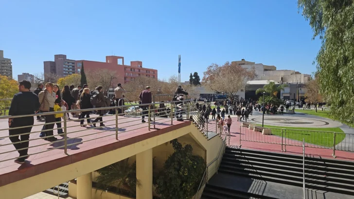 Por una nueva amenaza de bomba evacuaron el centro Cívico