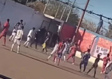 Video: Agredieron violentamente a un árbitro asistente durante un partido