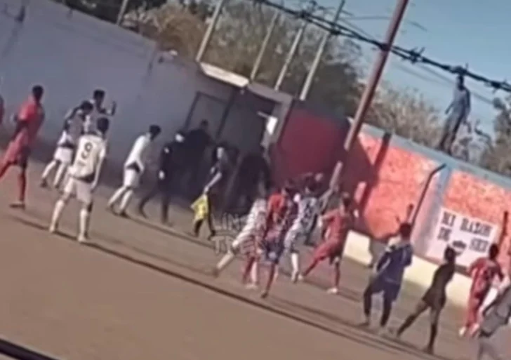Video: Agredieron violentamente a un árbitro asistente durante un partido