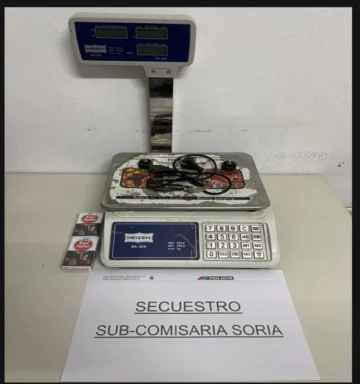 Robaron en un comercio de Sarmiento y escondieron el botín en un descampado