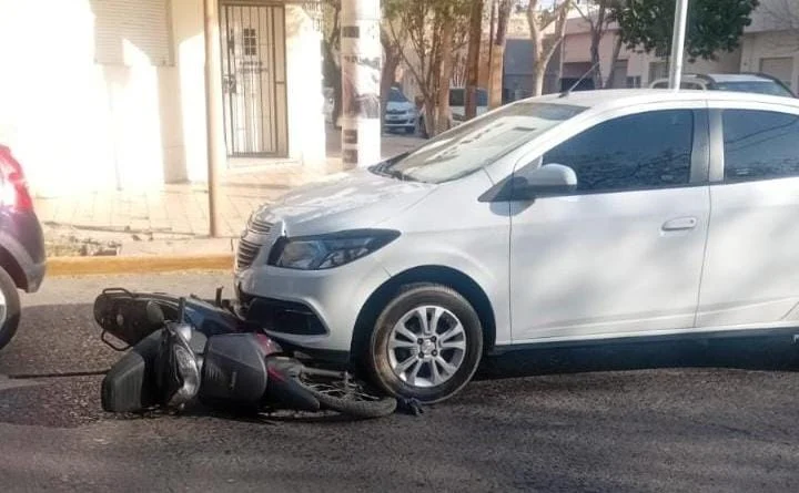 Violento choque entre una moto y un auto en Capital
